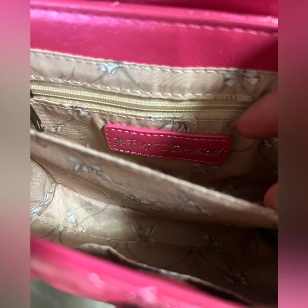 💓💓NWT- BETSEY JOHNSON PINK QUILTED SHOULDER BAG💓💓 - Picture 9 of 10